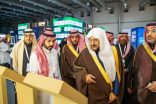 وزير الشؤون الإسلامية يفتتح جناح الوزارة في معرض صُنع في السعودية.