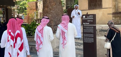 برعاية “هدف” وإشراف وزارة السياحة.. الدكتور – بندر الأمير يختتم برنامج تأهيل المرشدين السياحيين بجدة