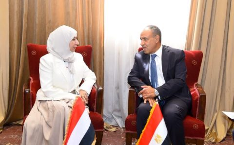 وزير الخارجية المصري يلتقي نظيرته اليمنية ويبحث سبل دعم الاستقرار في اليمن وتعزيز العلاقات الثنائية