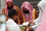 السديس :وقف على المسارات الإثرائية وجال في مراكز التوعية الميدانية وإجابة السائلين في المسجد الحرام