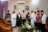 والي مدينة بادانج الاندونيسية يلتقي الملحق الديني بسفارة المملكة ووفد الشؤون الإسلامية المشارك بأعمال الدورة العلمية
