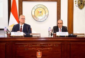 وزيرا الخارجية والبترول والثروة المعدنية يعقدان جلسة احاطة مع ممثلي السفارات الأجنبية في مصر حول قطاعي الطاقة والثروة المعدنية