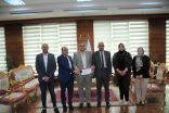 رئيس جامعة كفر الشيخ بجمهورية مصر العربية يسلم شهادة تجديد اعتماد الوحدة المركزية للتدريب على شهادة اساسيات التحول الرقمى لفريق الوحدة المركزية للتدريب على نظم وتكنولوجيا المعلومات بالجامعة