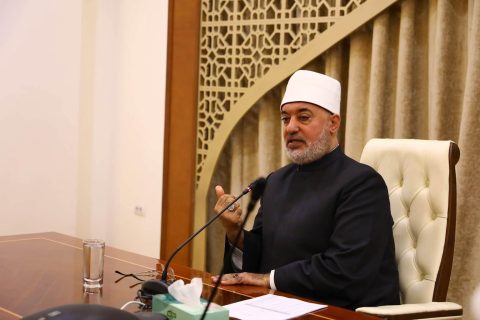 مفتي جمهورية مصر العربية يتابع سير العمل بإدارة الفتوى المكتوبة ويؤكد أهمية أداء الأمانة الإفتائية على أكمل وجه
