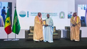 وزير التربية الوطنية في السنغال يمنح وزير الشؤون الإسلامية وسام الشرف الوطني للتربية والتعليم تقديرًا لجهوده في خدمة الوحيين ونشر الوسطية والاعتدال