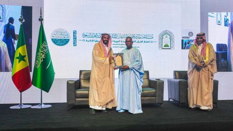 وزير التربية الوطنية في السنغال يمنح وزير الشؤون الإسلامية وسام الشرف الوطني للتربية والتعليم تقديرًا لجهوده في خدمة الوحيين ونشر الوسطية والاعتدال