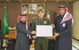 فرع هيئة الهلال الأحمر بمنطقة الجوف يُسلّم جوازات المنطقة “شهادة امتثال” ضمن مشروع معاذ
