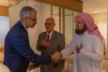 جولة لوفد معهد المخطوطات العربية في مركز الملك فيصل وإهداءات لإصدارات علمية متخصصة