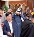 الفنانة التشكيلية بنت الوطن نلتفت أنظار الوفد الصيني