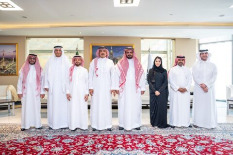 فيما ضم (3) أعضاء جدد : صالح محمد بن لادن، وعبدالقادر عبدالرحمن فقيه، ومعاذ حريري : عبدالله كامل رئيسًا لغرفة مكة المكرمة لدورة ثانية.. والشريف وقاضي نائبين