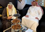 على هامش معرض الحج والعمرة لعام 1447 : عضو غرفة مكة المكرمة عبدالمحسن العجلان يكرم مؤذن الحرم المكي عبدالله خوقير