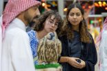 حضور لافت للسياح والعائلات الأجنبية في المزاد الدولي لمزارع إنتاج الصقور 2025