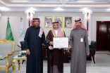 فرع هيئة الهلال الأحمر بمنطقة الجوف يسلم مكتب التنمية الاجتماعية بدومة الجندل “شهادة امتثال” ضمن مشروع معاذ