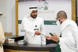رئاسة الشؤون الدينية تقوم بتوعبة وتوجيه زوار بيت الله الحرام من خلال توزيع الكتيّبات العلمية والتوجيهية