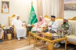وزير الشؤون الإسلامية يستقبل رئيس مجلس العلماء الإندونيسي ورئيس مؤسسة فتاح الخير بإندونيسيا في مشعر منى