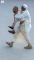 الحج يرسم صور الإحسان.. ابنٌ يحمل والده بين المشاعر