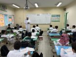 في أجواء مفعمة بالفرح مدارس بالطائف تستقبل أكثر من ربع مليون طالب وطالبة بالورود والهدايا