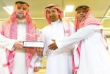 الأمير عبدالله بن سعد يكرم الإعلامي محمود حميد