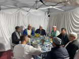 في أجواء رمضانية المسلمين بمدينة درانسي شمال باريس يقيمون مائدة إفطار
