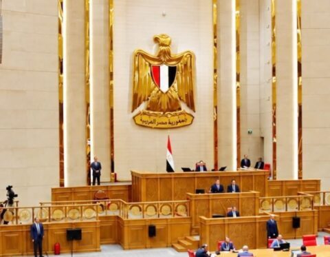⁨ وافق البرلمان المصري، بأغلبية ثلثي الأعضاء، خلال جلسته العامة التي عقدت، اليوم الإثنين، على تفويض رئيس الجمهورية لإرسال تعزيزات عسكرية إلى السعودية