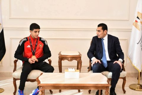 وزير الشباب والرياضة المصري يستقبل اللاعب عبدالله حسونة بعد إنجازه القاري في المصارعة