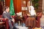 قدم الشكر والتقدير من حكومة كازاخستان نظير تقديم هدية 50 الف مصحف وزير الشؤون الإسلامية يستقبل سفير جمهورية كازاخستان لدى المملكة