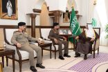 نائب أمير مكة يستقبل مدير مكافحة المخدرات بالمنطقة ويشيد بجهود رجال المكافحة