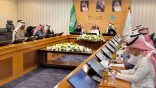 تعليم الطائف يناقش نظامي أعمالي والدعم الموحد ويكرم مشرفاً تربوياً تقديراً لعطائه