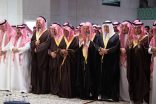 الأميران مقرن و سعود يؤديان الصلاة في المسجد الحرام على جنازة الأميرة عبطا بنت عبد العزيز رحمها الله