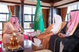 أمير تبوك يستقبل رئيس المحكمة الإدارية بالمنطقة.