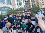 الرئيس الفرنسي يلتقط صورا تذكارية مع شباب الإسكندرية في سان ستيفانو