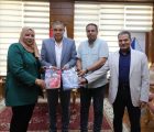 رئيس جامعة كفر الشيخ بجمهورية مصر العربية يتسلم نسخ من المشروعات التدريبية لشعبة الصحافة بقسم الإعلام كلية الآداب بالجامعة