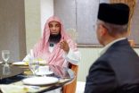 الشيخ البدير في ماليزيا لتعزيز رسالة التسامح والاعتدال ويؤم المصلين لصلاة الجمعة ويلتقي العلماء