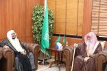 سماحة مفتي عام المملكة يستقبل معالي وزير الشؤون الإسلامية والدعوة والإرشاد بمكتبه بالرياض