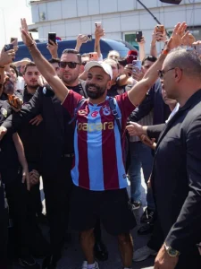 جماهير نادي طرابزون تخرج لاستقبال النجم محمد صلاح