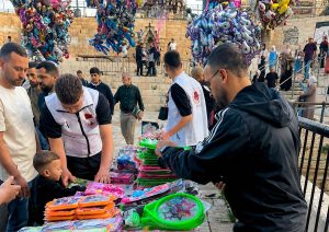 “بيت مال القدس” توزع ألعابا وهدايا على الأطفال عند بوابات “الأقصى” بمناسبة عيد الأضحى