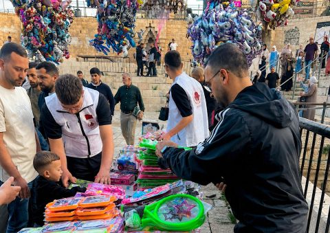 “بيت مال القدس” توزع ألعابا وهدايا على الأطفال عند بوابات “الأقصى” بمناسبة عيد الأضحى