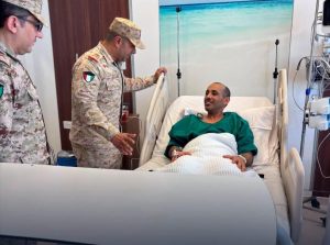 رئيس الاركان العامة بالجيش الكويتى ونائبه يزورن المصابين جراء الاعتداءات الايرانية