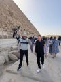 الفنان العالمي براين آدمز وأسرته يزورون منطقة أهرامات الجيزه