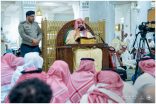 السند يلقي درسا في المسجد الحرام