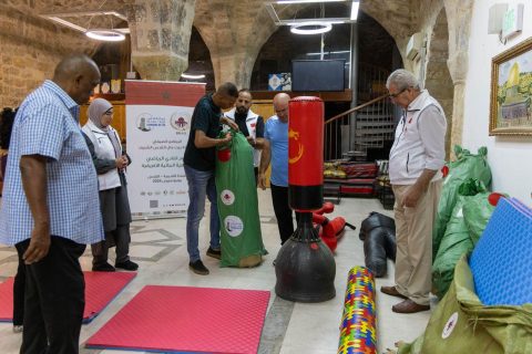 “بيت مال القدس” تسلم معدات رياضية لنادي جمعية الجالية الإفريقية في القدس