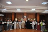 رئيس جامعة كفر الشيخ بجمهورية مصر العربية يكرم الطلبة الذين اجتازوا الدورات التدريبية بمركز الارشاد النفسي بالجامعة