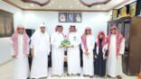 مدير مدرسة العز بن عبدالسلام المتوسطة يحتفي بمدير مكتب وزارة البيئة والمياه والزراعة بمحافظة العرضيات بمناسبة اليوم الوطني السعودي