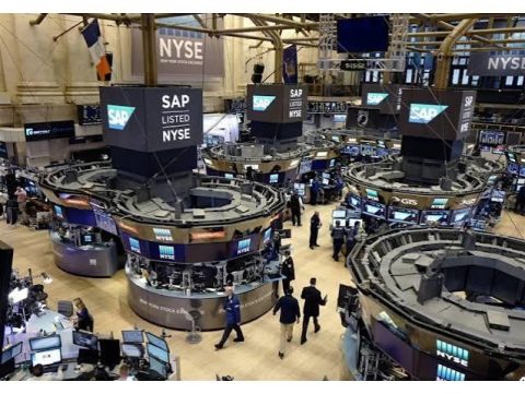 مؤشرات الأسهم الأمريكية تستهل تعاملاتها على تباين