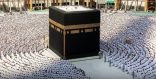ضيوف برنامج خادم الحرمين الشريفين للعمرة والزيارة يؤدون صلاة الجمعة بالمسجد الحرام