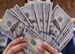 الدولار يتراجع أمام عملات رئيسة