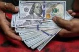 الدولار يتمسك بمستوياته المرتفعة مع اقتراب قرار الاتحادي